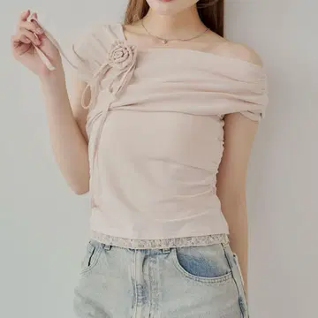 로즈 초커 포함 원숄더 밑단 레이스 T