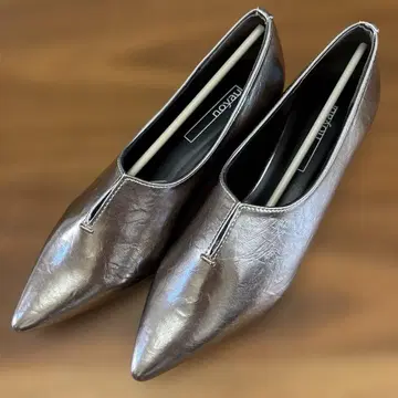 메탈릭 스틸레토 펌프스