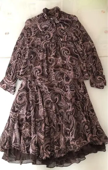 BODY DRESSING Deluxe 페이즐리 무늬 실크 소재 셋업 38