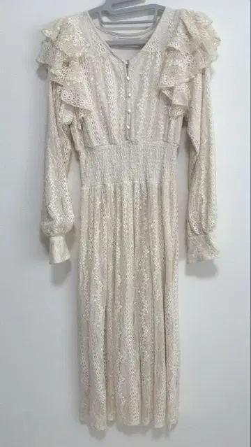 아이보리 프릴 긴팔 원피스