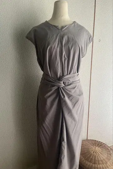 코스믹 원더 랩 원피스 슬리브리스 그레이지