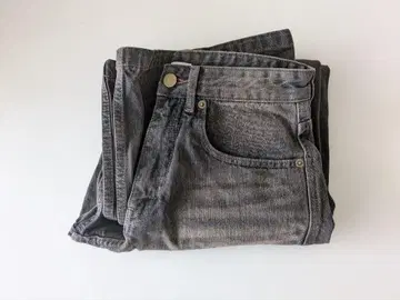 VINTAGE WASHED CURVED DENIM