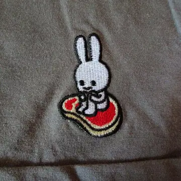 CUNE T셔츠 생고기 자수 토끼 귀