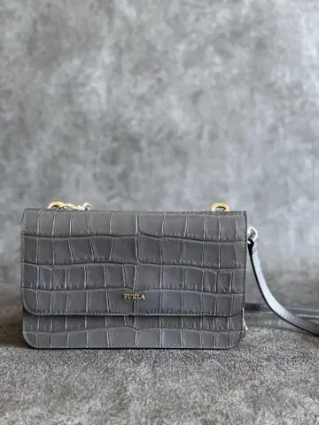 FURLA 엠보 숄더백 그레이