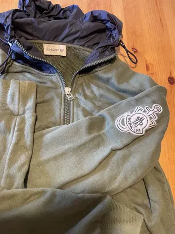 MONCLER 후드 부착 올리브 그린 후드티
