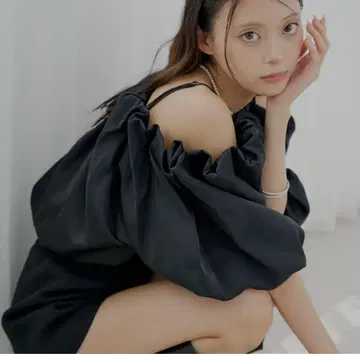 chico 개더 벌룬 오프숄더 블라우스
