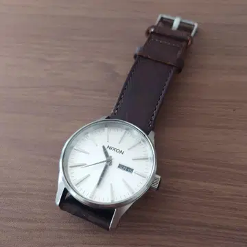 NIXON 아날로그 시계 실버