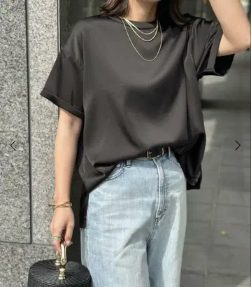 엠마 테일러 백 지퍼 새틴 t 블라우스