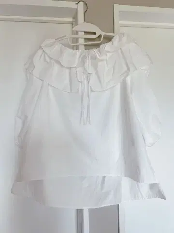 myine 오프숄더 프릴 화이트 블라우스 F 사이즈