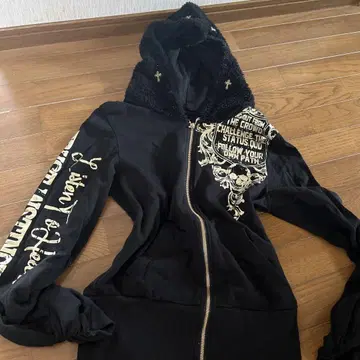 페어리 그런지 스컬과 날개 디자인의 블랙 후드티
