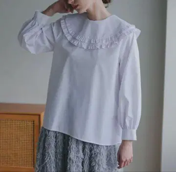 안미누 프릴 장식 화이트 긴팔 셔츠