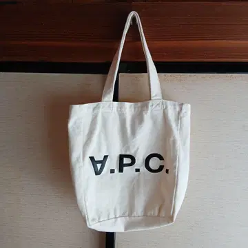 A.P.C. 아이보리 토트백