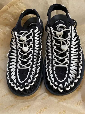 KEEN 샌들 UNEEK 블랙/화이트 29cm