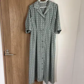 KBF 오픈 카라 레트로 원피스
