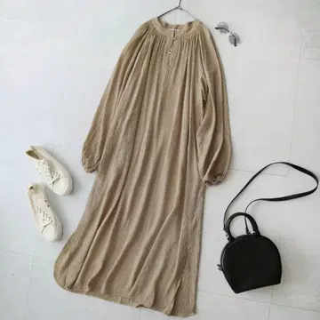 헤이즐넛 베이지 어반 리서치 밴드 카라 크레이프 원단 개더 긴팔 원피스