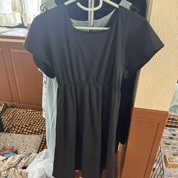 블랙 반팔 무릎 기장 원피스 백리본