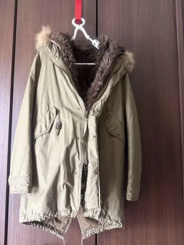 카키 퍼 달린 코트 (너구리)