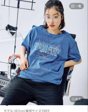 만박 코디 목걸이와 T셔츠 그래픽 프린트 블루 T셔츠