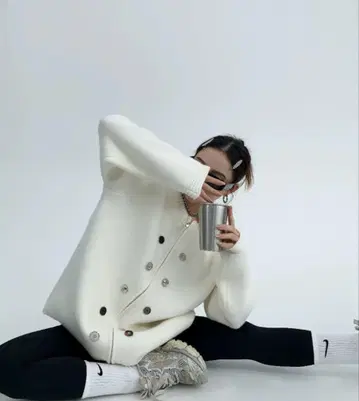 새상품 import 화이트 더블 버튼 니트 스웨터