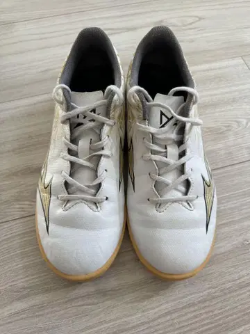MIZUNO ALPHA 화이트/골드 실내 신발 22.5cm