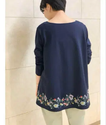 비어즐리 뒤 밑단 부분 플라워 자수 티셔츠