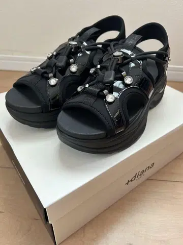 +diana 블랙 스포츠 샌들