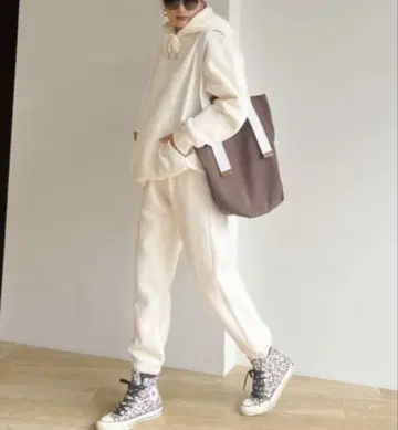 Vicente Winter stay sweat setup 아이보리