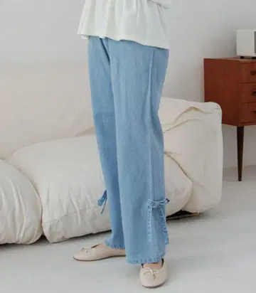 라이트 블루 데님 팬츠 밑단 리본 포함