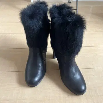 퍼 트리밍 가죽 부츠 중간 굽 블랙