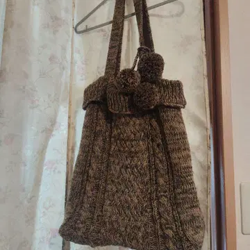폼폼 포함 니트 토트백