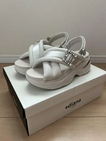 +diana TOKYO 크로스 스트랩 샌들