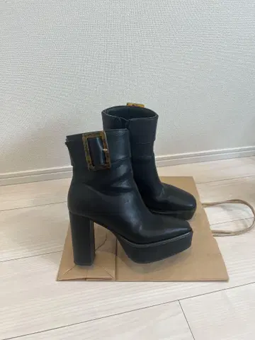 블랙 가죽 배지 부츠