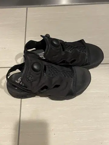 Reebok 펌프 퓨리 올 블랙 스니커즈 샌들