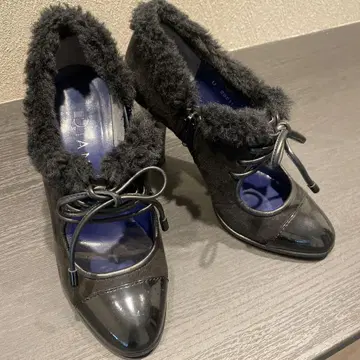 퍼 달린 오픈토 하이힐 펌프스