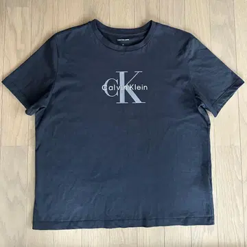 [ 새상품급 ] Calvin Klein 블랙 반팔 T셔츠