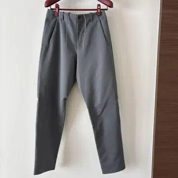 데상트 그레이 슬림핏 슬랙스