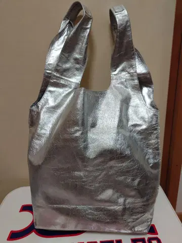 메탈릭 실버 토트백
