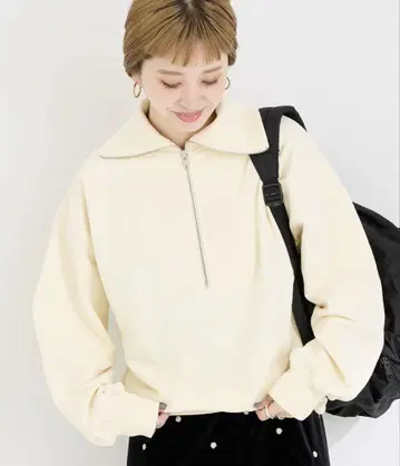 크림색 하프 지퍼 트레이닝복