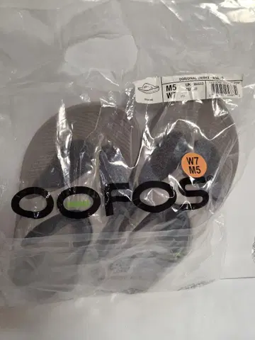 미사용 새상품 OOFOS 그레이 플립플랍 M5/W7