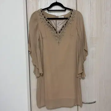 Grace Class 비쥬 부착 베이지 드레스