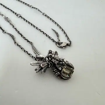 Bloody Mary 블러디 마리 글로우 펜던트 목걸이