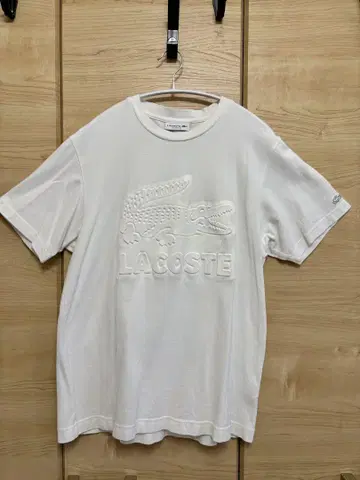 [ LACOSTE ] 화이트 클래식 핏 T셔츠 L 엠보싱