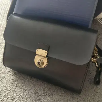 HERZ 한정판 가죽 숄더백 블랙