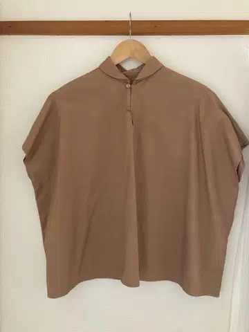 인도산 브라운 버튼 반팔 셔츠