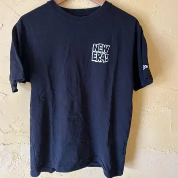 NEW ERA 블랙 티셔츠 M 사이즈