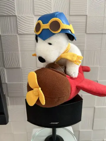 스누피 비행기 봉제 인형, 높이 20cm 정도.