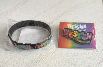 WEST. 러버 밴드, 핀 배지 WESSION