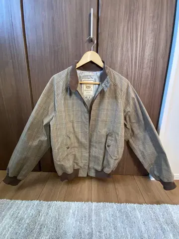 바라쿠타 베이지 계열 체크 자켓