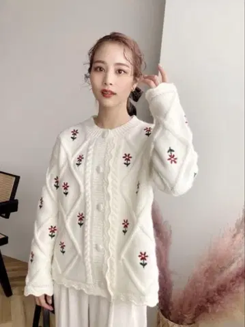 주멜로 플라워 자수 가디건