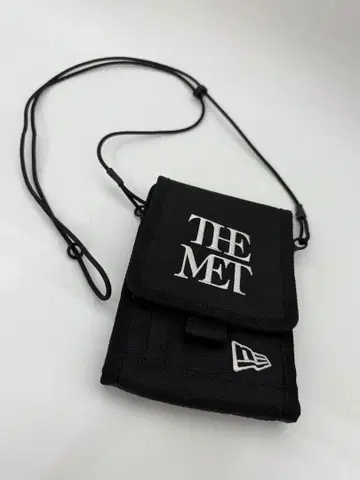 NEW ERA x The Met 콜라보 넥 파우치 미니 사코슈
